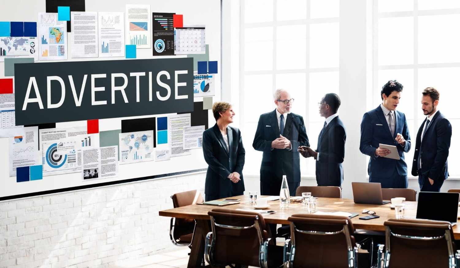 Marketing team discussing Google Ads advertising strategy.