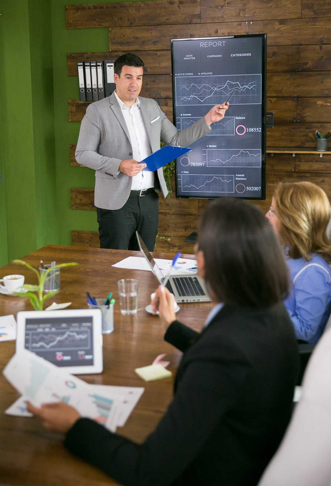 Digital marketing expert reviewing SEO, PPC, and campaign analytics with a business team
